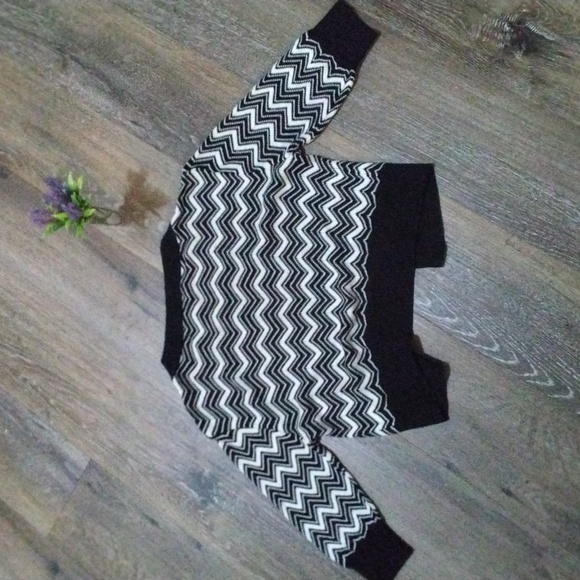 NWOT: BEBE; CHEVRON BLACK & WHITE, SINGLE CLASP OPEN, KNIT CARDIGAN SWEATER - Picture 8 of 8